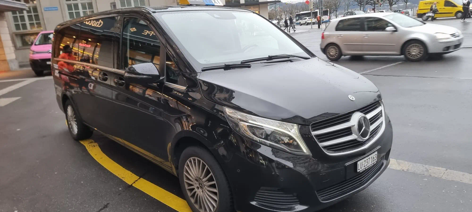 Taxi bei Nacht in der Stadt Luzern